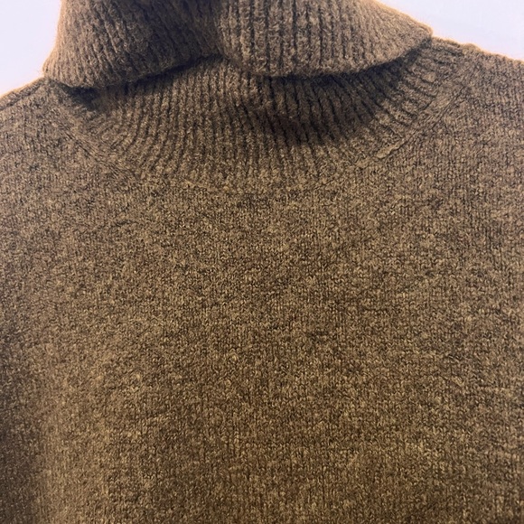 H & M turtleneck sweater. Loose fit. - Picture 2 of 3